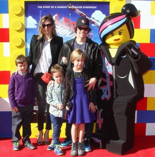 Марк Уолберг с женой и детьми.