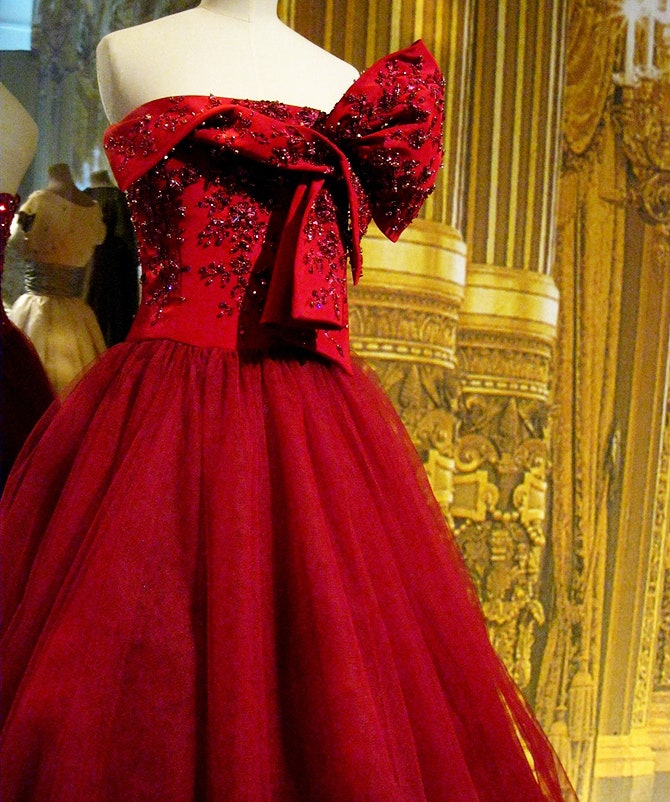 Винтажное платье Dior с бантом на одной из выставок модного дома в Париже