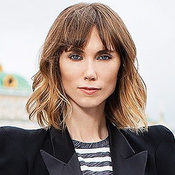 Уличный стиль Анны Зюровой в съемке Jimmy Choo