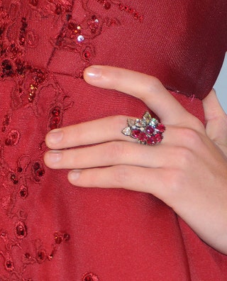 Вышивка на платье и кольцо  Lorraine Schwartz на пальце Тейлор.
