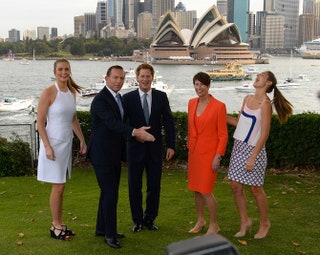 Принц Гарри и премьерминистр Австралии Тони Эббот с женой Марджи и дочерьми.