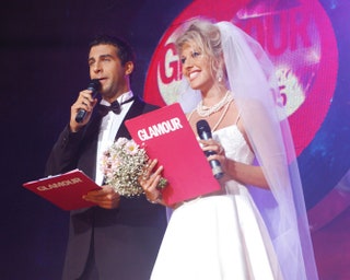 Первая свадьба Ксении Собчак с «женихом» Иваном Ургантом на сцене в 2005 году.