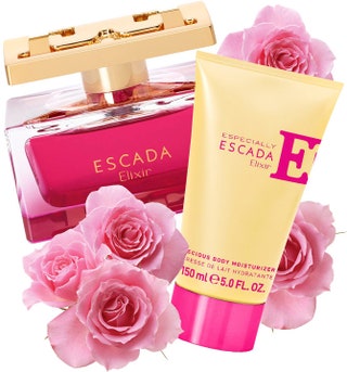 Аромат Especially Escada Elixir новое прочтение послания выложенного лепетсками роз .