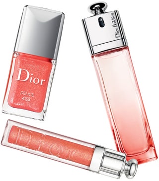 Лучшие спутники туалетной воды Dior Addict Eau Delice — лак Dior Vernis  и блеск для губ Dior Addict Gloss  .