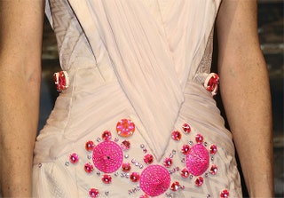 Вышивка на платье Дженнифер Коннелли.