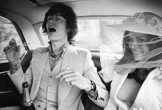 Мик и Бьянка Джаггер в 1971 году едва не опоздали на собственную свадьбу — мэр СенТропе тогда заявил что отменит...