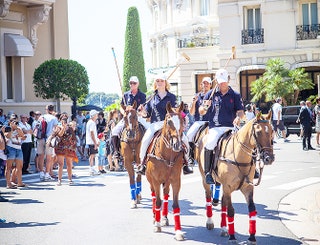Конный парад в честь открытия полоклуба в МонтеКарло.