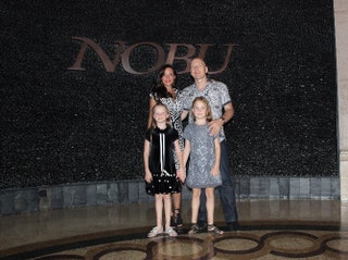 Ирина Чайковская и Валерий Михайлец с дочерьми Эллой и Илоной в ресторане Nobu.