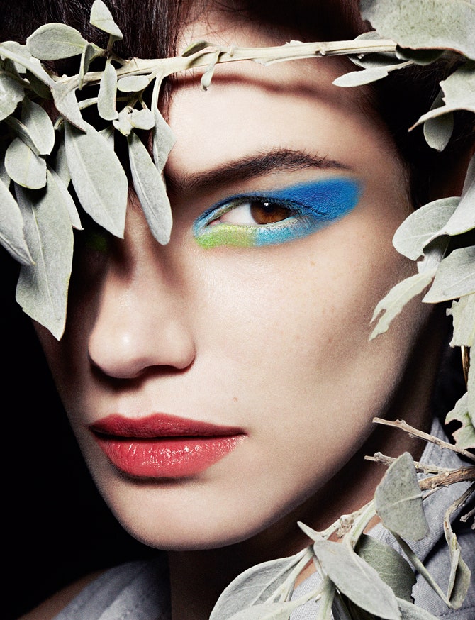 Яркий летний макияж цветные тени сочная помада красочный нейлдизайн | Tatler