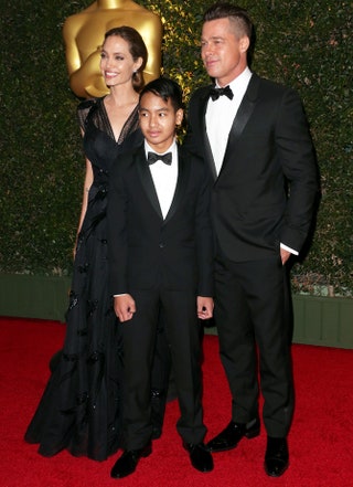 Анджелина Джоли и Брэд Питт с сыном Мэддоксом.