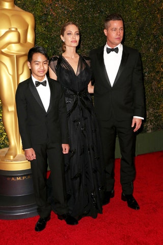 Анджелина Джоли и Брэд Питт с сыном Мэддоксом.