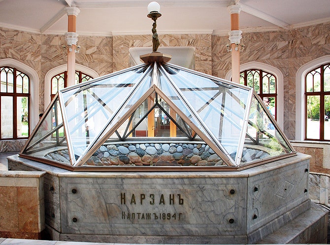 В Нарзанной галерее Кисловодска есть воды на любой вкус — и суль­фатные и доломитные