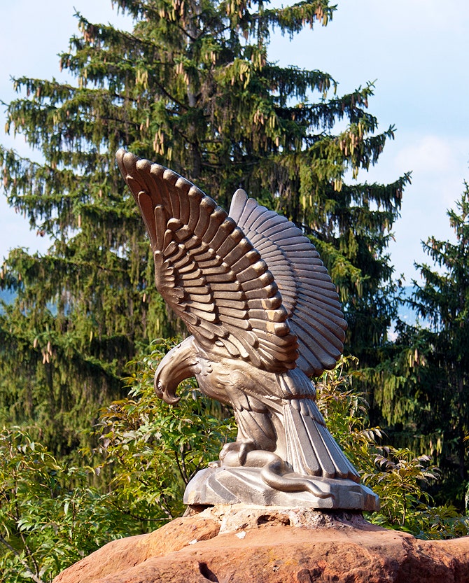 Скульптура орла — символа курортов региона Минеральных Вод — стоит на Горячей горе в Пятигорске