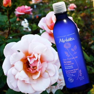 Цветочная вода «Роза» обладает смягчающими свойствами отлично освежает и тонизирует кожу.