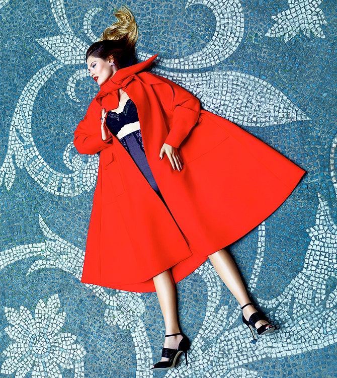 В пальто Dior бра и шортах Intimissimi босоножках Karen Millen и серьгах Faberge