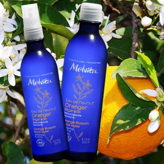 Цветочная вода «Цветы апельсина» обладает восстанавливающим эффектом способствует регенерации кожи.