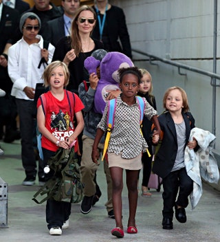 Анджелина Джоли с детьми в аэропорту Сиднея.
