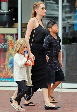 Анджелина Джоли с сыном Паксом и дочкой Вивьен.