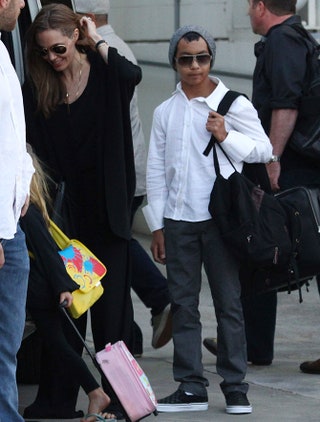 Анджелина Джоли с сыном Мэддоксом.