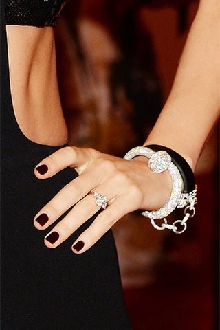 ... ее браслеты Cartier.