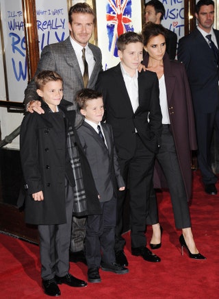 Дэвид и Виктория Бекхэм с сыновьями Ромео Крузом и Бруклином.