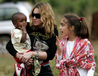Мадонна с дочерью Лурдес и приемным сыном Дэвидом Бандой.