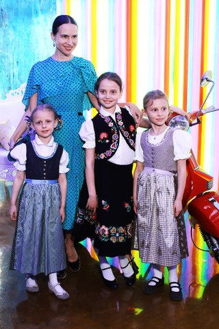Ольга Томпсон с дочерьми.