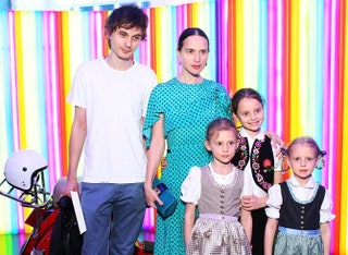 Александр Терехов и Ольга Томпсон с дочерьми.