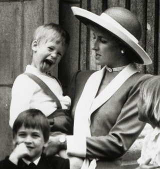 Принцесса Диана с принцем Гарри на руках и принцем Уильямом.