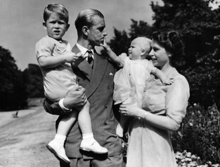 Принц Филипп герцог Эдинбургский с маленьким принцем Чарльзом на руках и Елизавета II с принцессой Анной.
