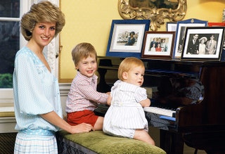 Принцесса Диана с маленькими принцами Уильямом и Гарри.