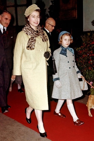 Елизавета II с маленькой принцессой Анной.