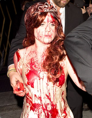 Кровавая принцесса Келли Осборн на вечеринке в голливудском клубе Bootsy Bellows.