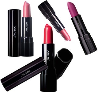 Новые оттенки помады Perfect Rouge от Shiseido в составе помимо масел есть гиалуроновая кислота благодаря чему помада...