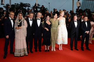 Члены жюри во главе со Стивеном Спилбергом в Dior.