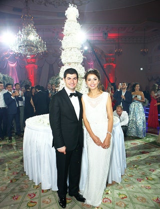 Молодожены Борис Джавадов и Карина Давтян у многоярусного торта от кондитеров «Сафисы».