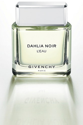 Аромат Dahlia Noir L'Eau от Givenchy аккорды цитрона и нероли с их свежим звучанием легки и прозрачны как занавес из...