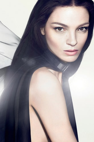 Модель Мариякарла Босконо в рекламной кампании Dahlia Noir L'Eau от Givenchy