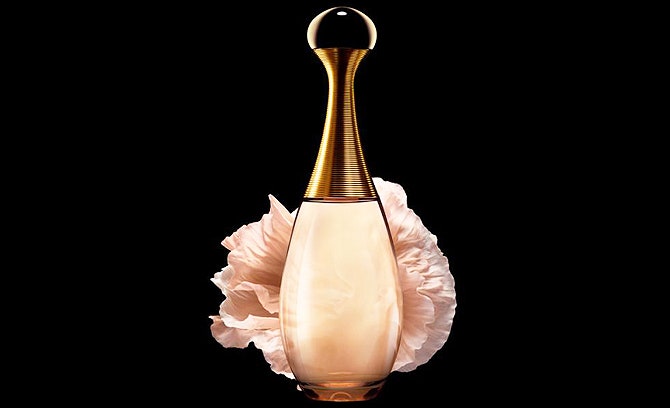 Парфюмерная вуаль J'adore Voile de Parfum от Dior заявляет о себе аристократичной пудровой нотой тосканского ириса