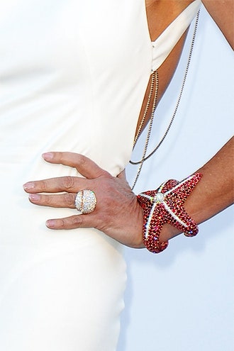 ... и ее кольцо и браслет de Grisogono