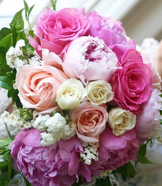 В сердце аромата — пышный букет из пионов и роз а 1966 год знаменует рождение мотива Flora в коллекциях Gucci.