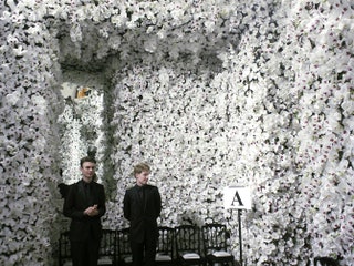 Белая стена из орхидей на показе Christian Dior .
