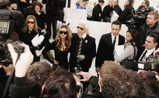 Виктория Бекхэм и Карл Лагерфельд на показе Chanel .