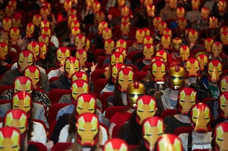 Поклонники в масках Железного человека в зале кинотеатра «Октябрь».