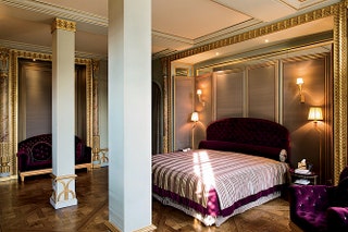 Интерьер спальни навеян атмосферой квартиры Коко Шанель  на рю Камбон неподалеку.