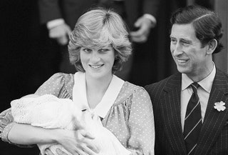 Принцесса Диана с новорожденным принцем Уильямом на руках и принц Чарльз .