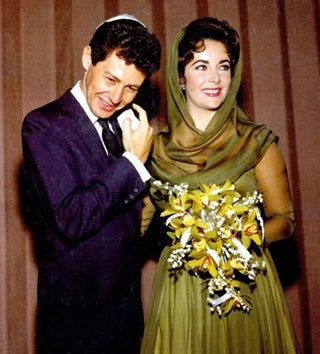 Элизабет Тейлор в зеленом наряде на своей четвертой свадьбе — с Эдди Фишером.
