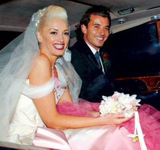 Гвен Стефани в белорозовом платье Dior на свадьбе с Гевином Россдейлом.