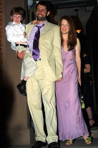 Барт Фрейндлих и Джулиана Мур в лиловом платье Prada.