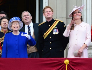 Королева Елизавета II принц Гарри и герцогиня Кэтрин.